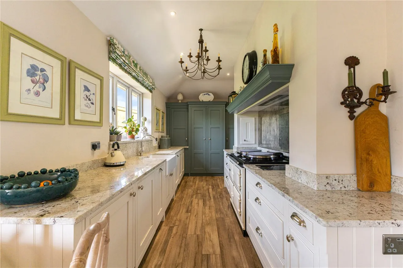 An Immaculate Village Residence in the Heart of the Tarrant Valley, photo 9
