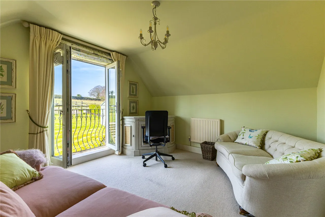 An Immaculate Village Residence in the Heart of the Tarrant Valley, photo 19