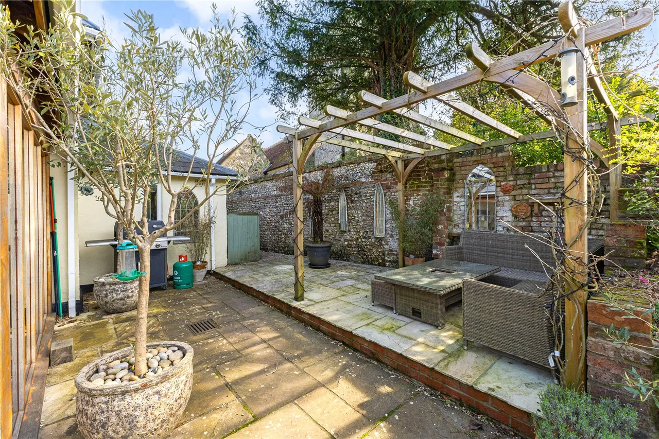 An Immaculate Village Residence in the Heart of the Tarrant Valley, photo 23