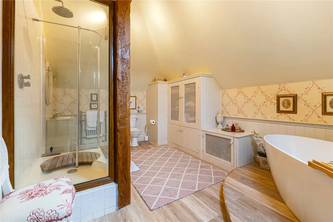 An Immaculate Village Residence in the Heart of the Tarrant Valley, photo 21