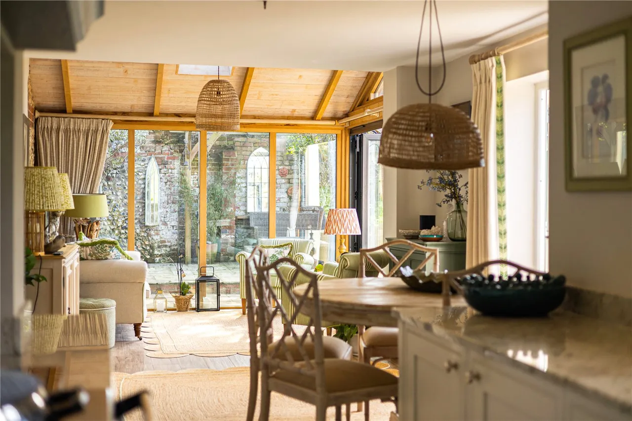 An Immaculate Village Residence in the Heart of the Tarrant Valley, photo 5