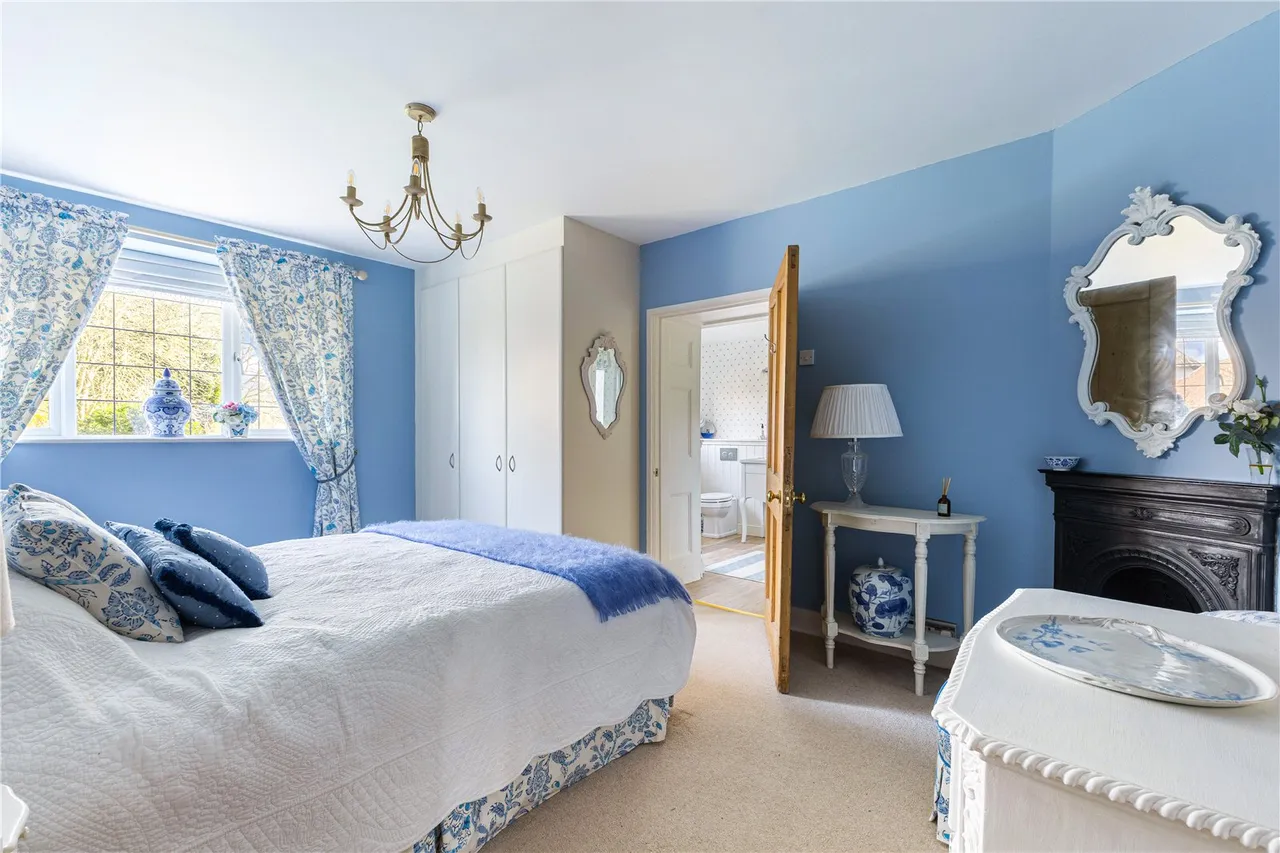 An Immaculate Village Residence in the Heart of the Tarrant Valley, photo 15