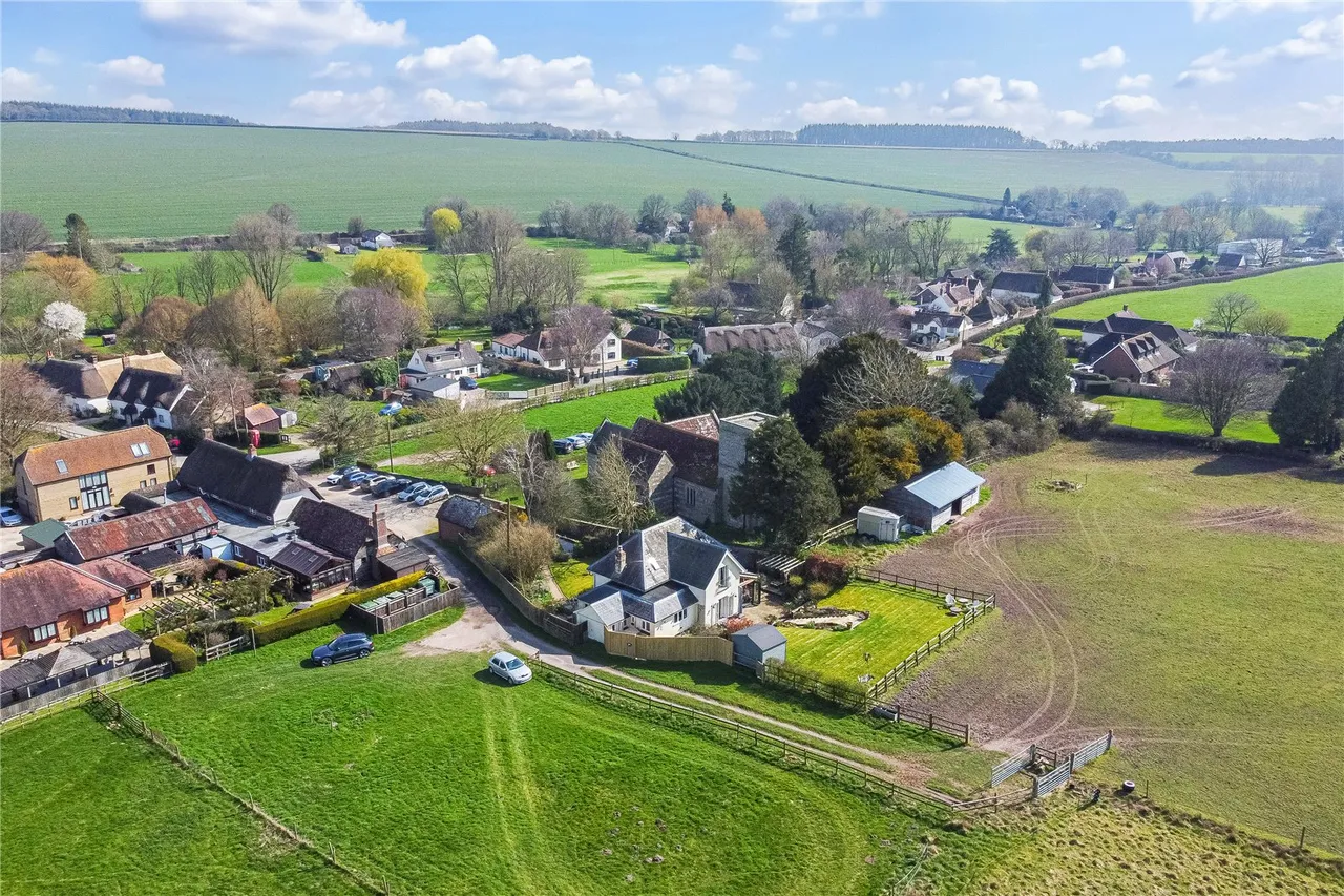 An Immaculate Village Residence in the Heart of the Tarrant Valley, photo 22