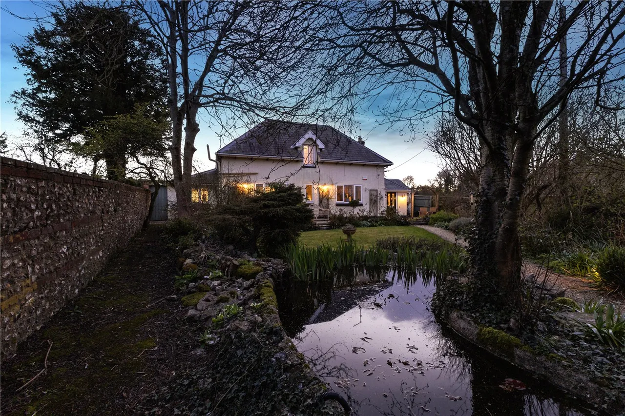 An Immaculate Village Residence in the Heart of the Tarrant Valley, photo 2