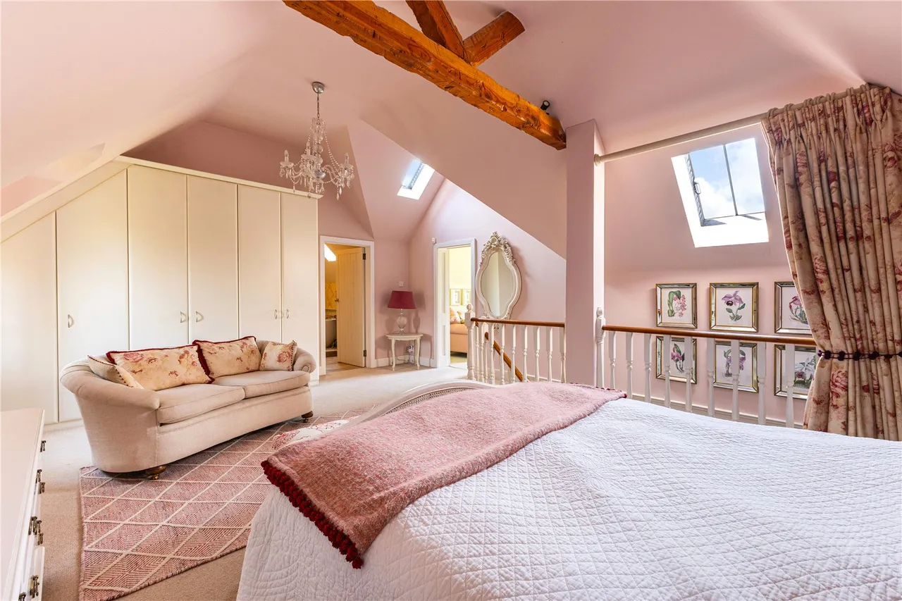 An Immaculate Village Residence in the Heart of the Tarrant Valley, photo 18
