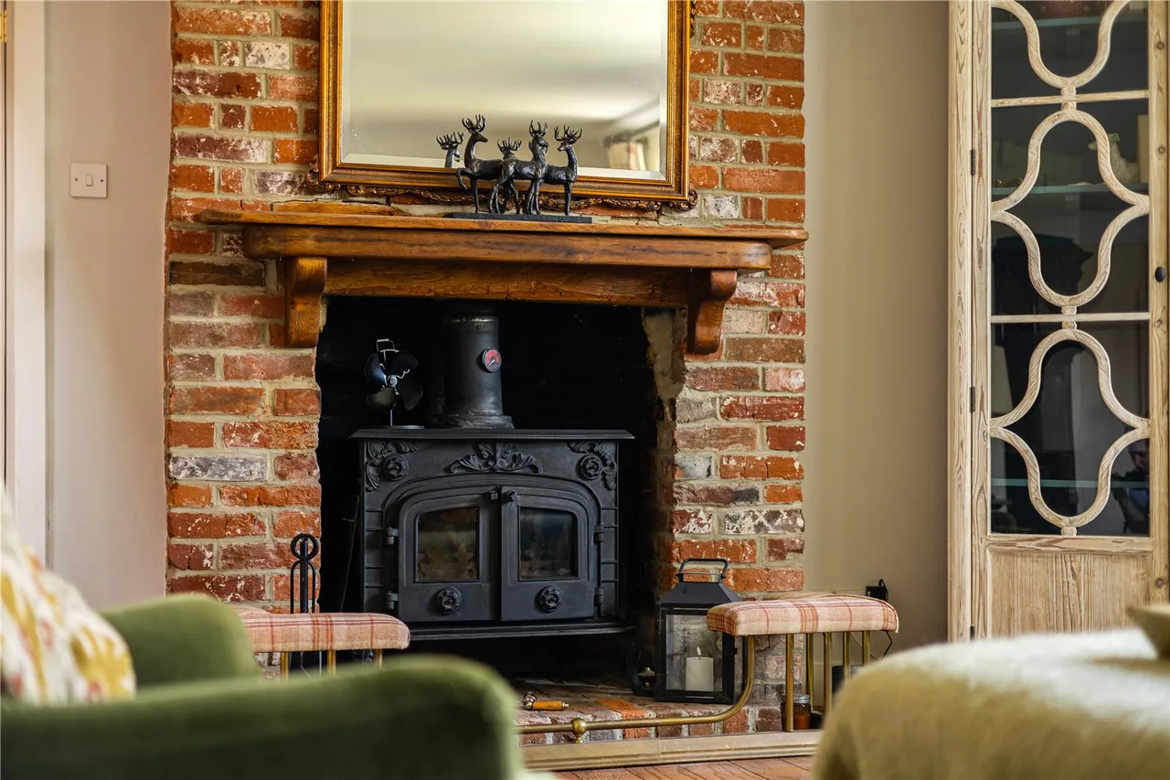 An Immaculate Village Residence in the Heart of the Tarrant Valley, photo 8