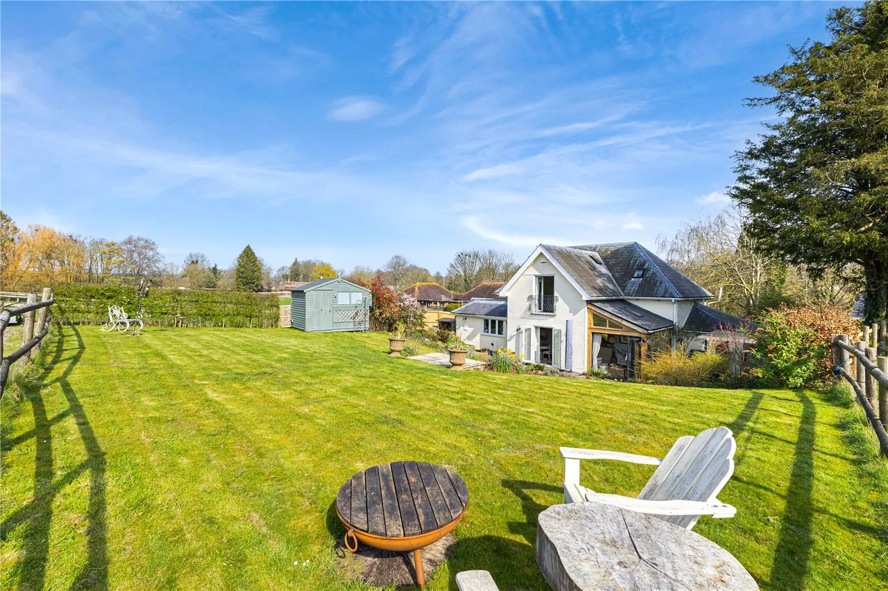 An Immaculate Village Residence in the Heart of the Tarrant Valley, photo 4