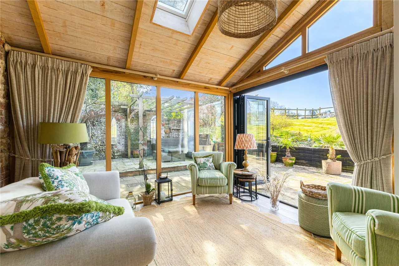 An Immaculate Village Residence in the Heart of the Tarrant Valley, photo 14