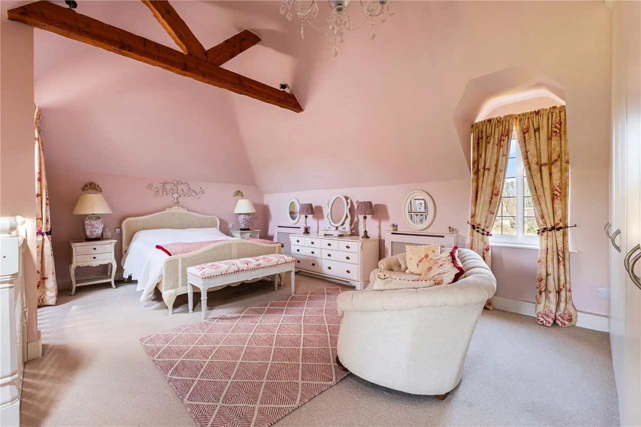 An Immaculate Village Residence in the Heart of the Tarrant Valley, photo 17