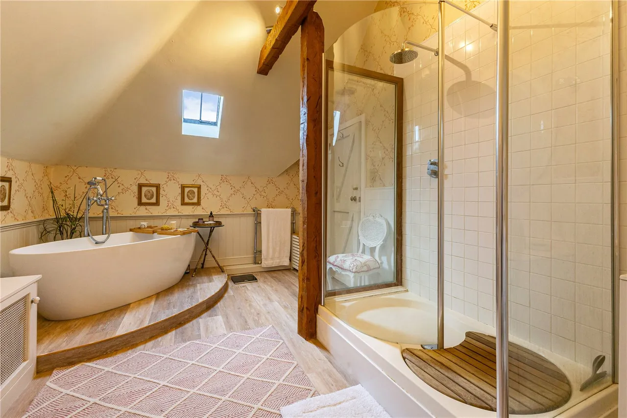 An Immaculate Village Residence in the Heart of the Tarrant Valley, photo 20