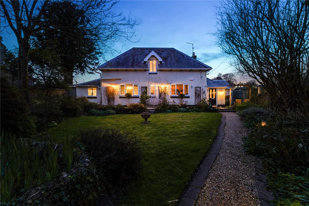 An Immaculate Village Residence in the Heart of the Tarrant Valley, photo 24