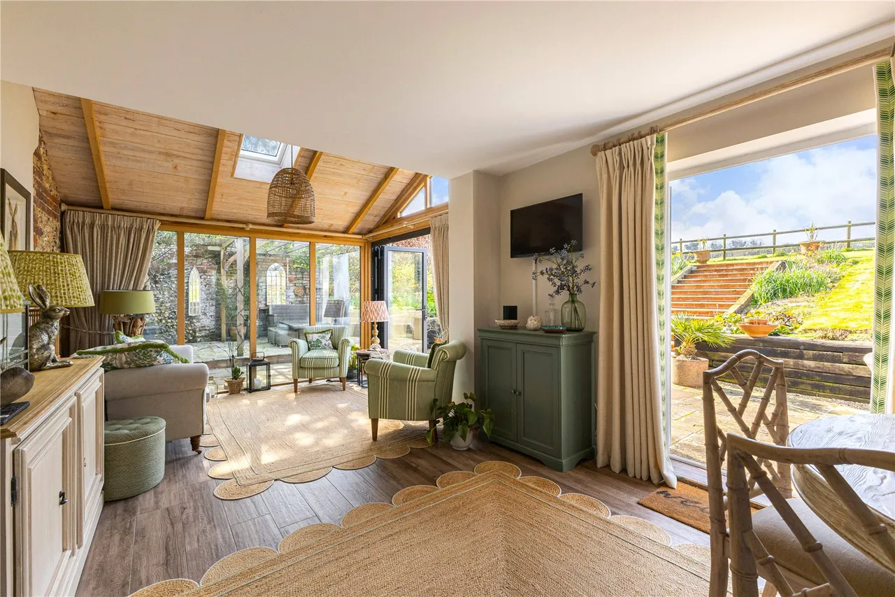 An Immaculate Village Residence in the Heart of the Tarrant Valley, photo 13