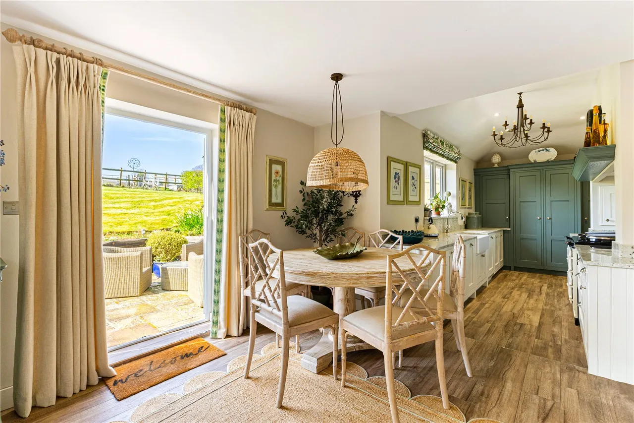 An Immaculate Village Residence in the Heart of the Tarrant Valley, photo 11