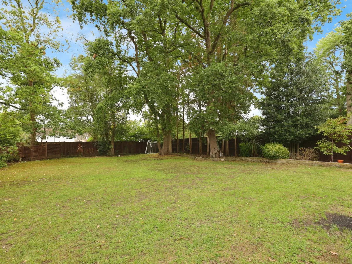 Dukes Wood Drive, Gerrards Cross, SL9, photo 22