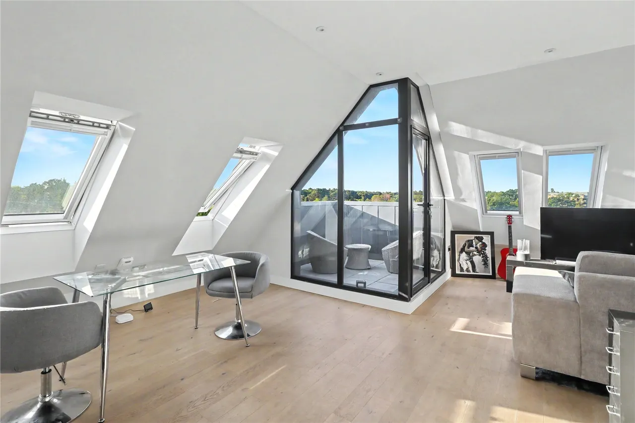 Albert Drive, Woking, GU21, photo 2