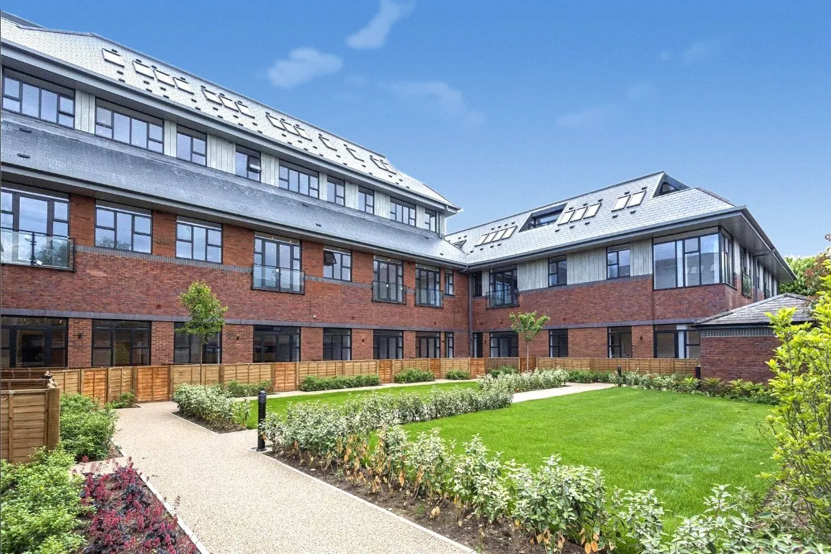 2 bed flat for sale, Albert Drive, Woking, GU21
