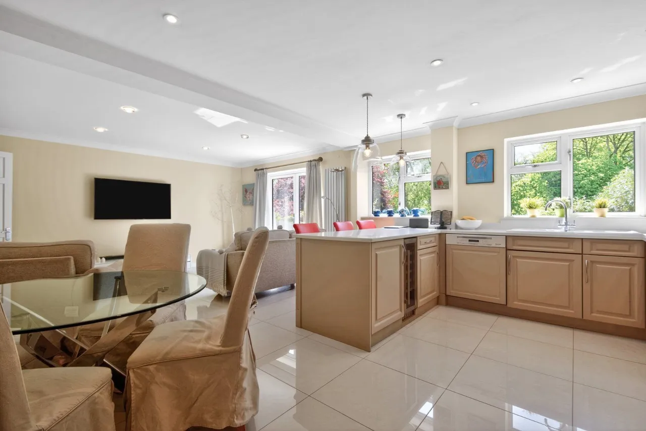 Bouverie Avenue South, Salisbury, Wiltshire, SP2 8EB, photo 2