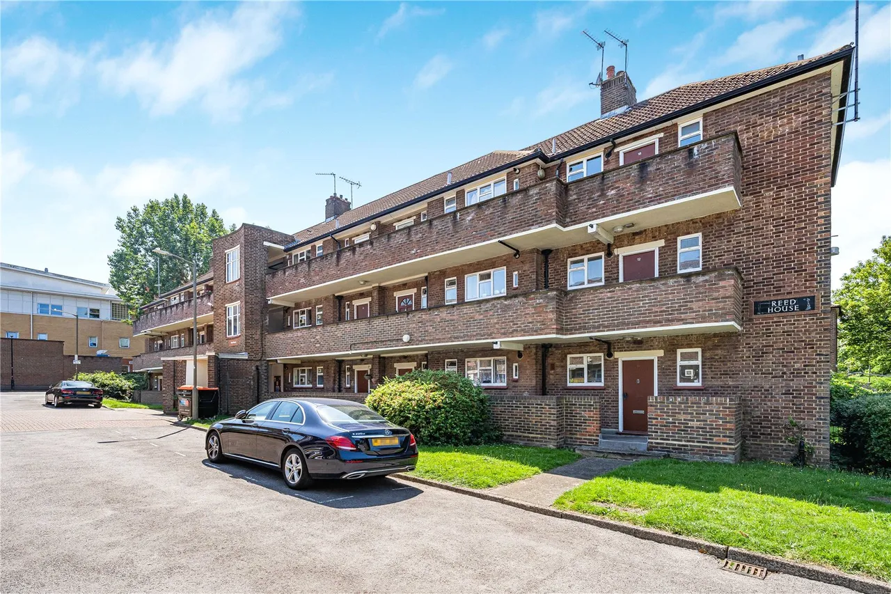 1 bed flat for sale, Toland Square, London, SW15