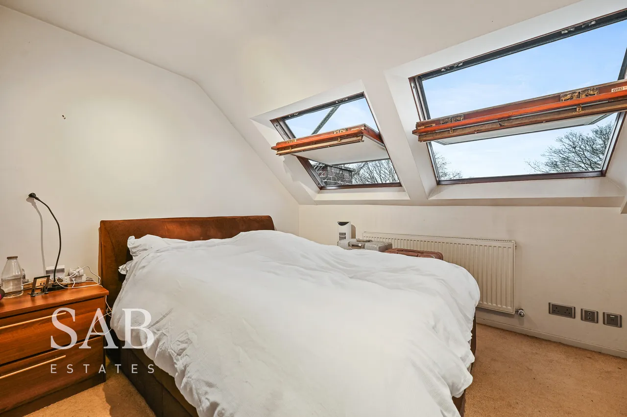 Chinnor Crescent, Greenford, UB6, photo 5