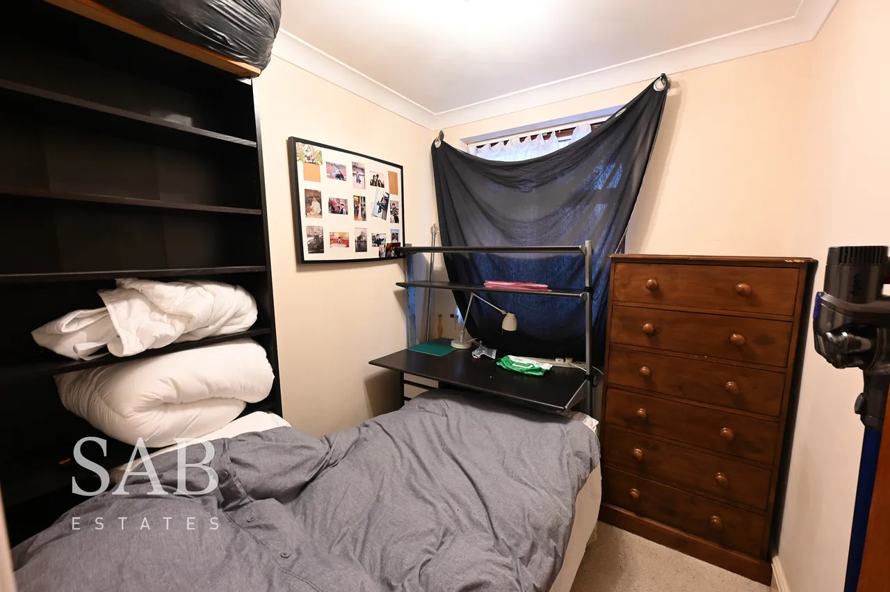 Chinnor Crescent, Greenford, UB6, photo 9