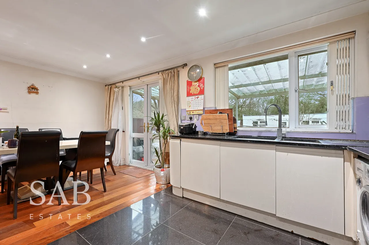 Chinnor Crescent, Greenford, UB6, photo 4