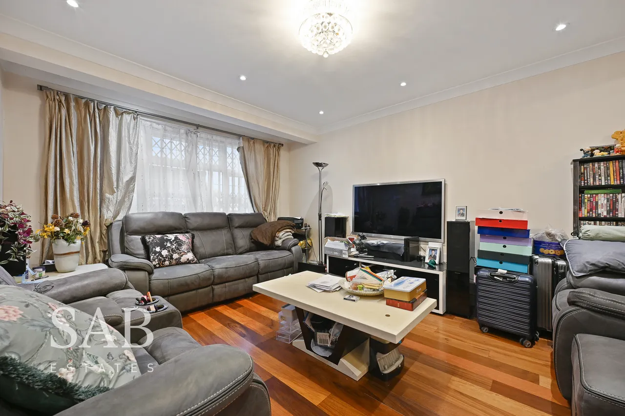 Chinnor Crescent, Greenford, UB6, photo 2