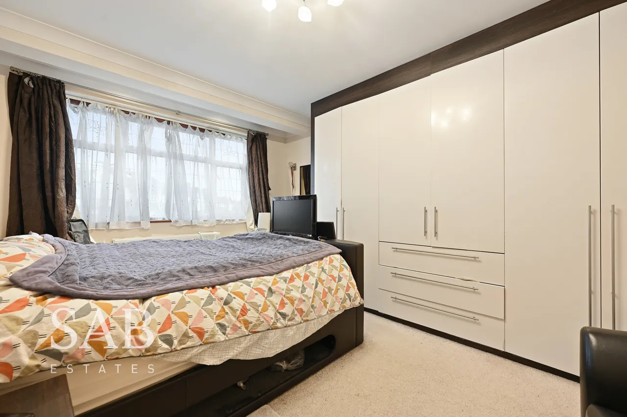 Chinnor Crescent, Greenford, UB6, photo 6