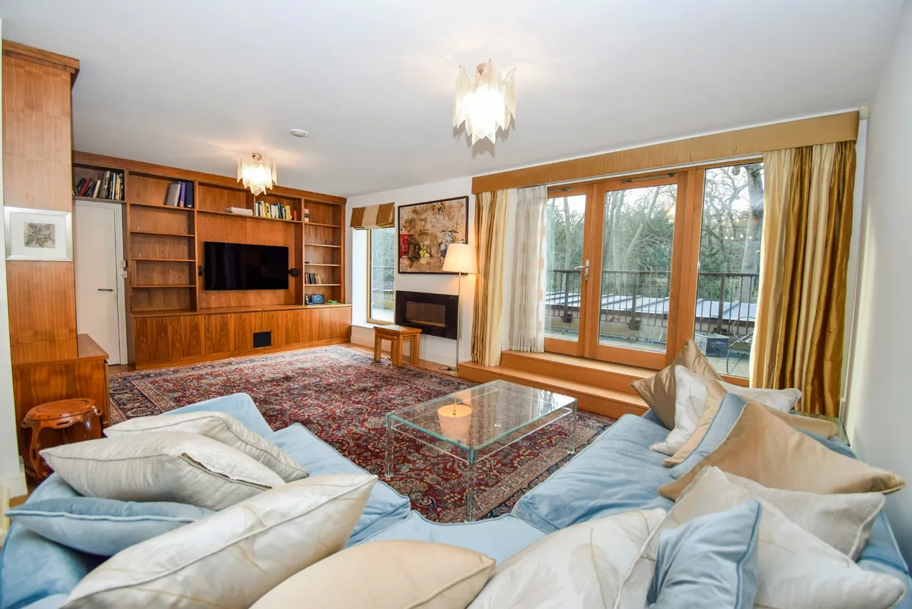 Cliveden Gages, Taplow, SL6, photo 2