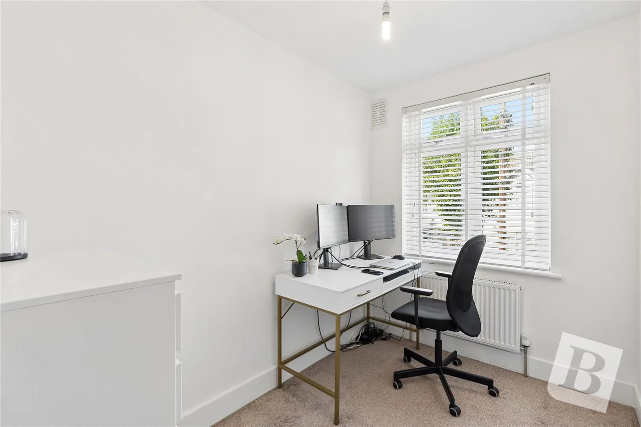 Beresford Gardens, Chadwell Heath, RM6, photo 10