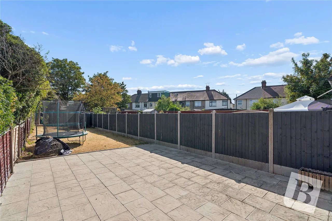 Beresford Gardens, Chadwell Heath, RM6, photo 13