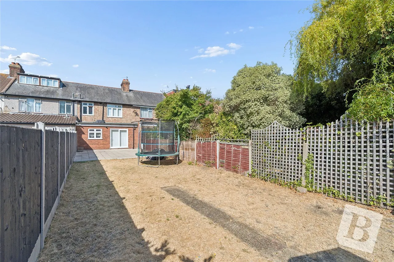 Beresford Gardens, Chadwell Heath, RM6, photo 15