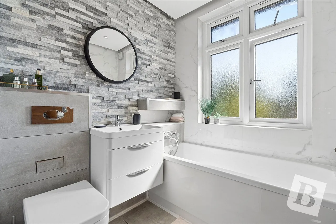 Beresford Gardens, Chadwell Heath, RM6, photo 11