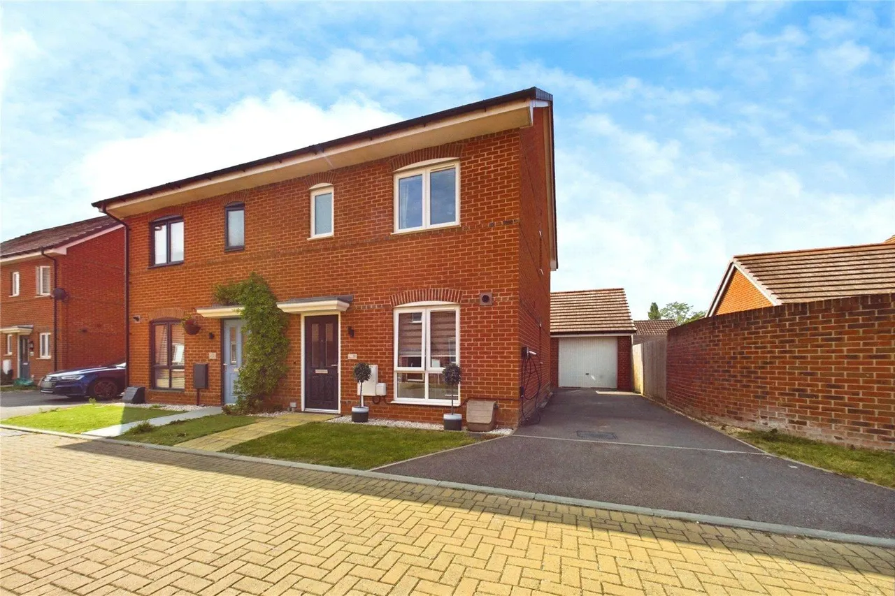 3 bed house to rent, Albert Close, Spencers Wood, RG7