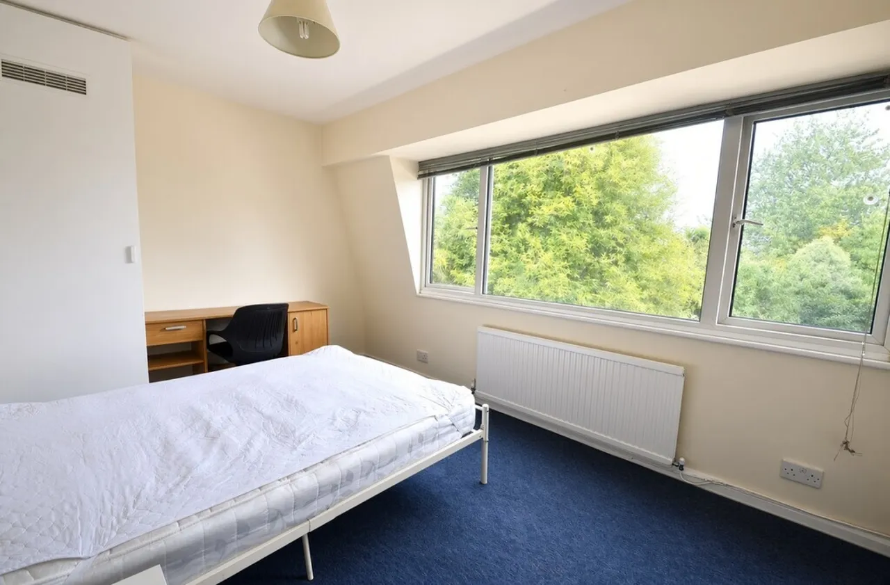 The Crescent, Egham, photo 5