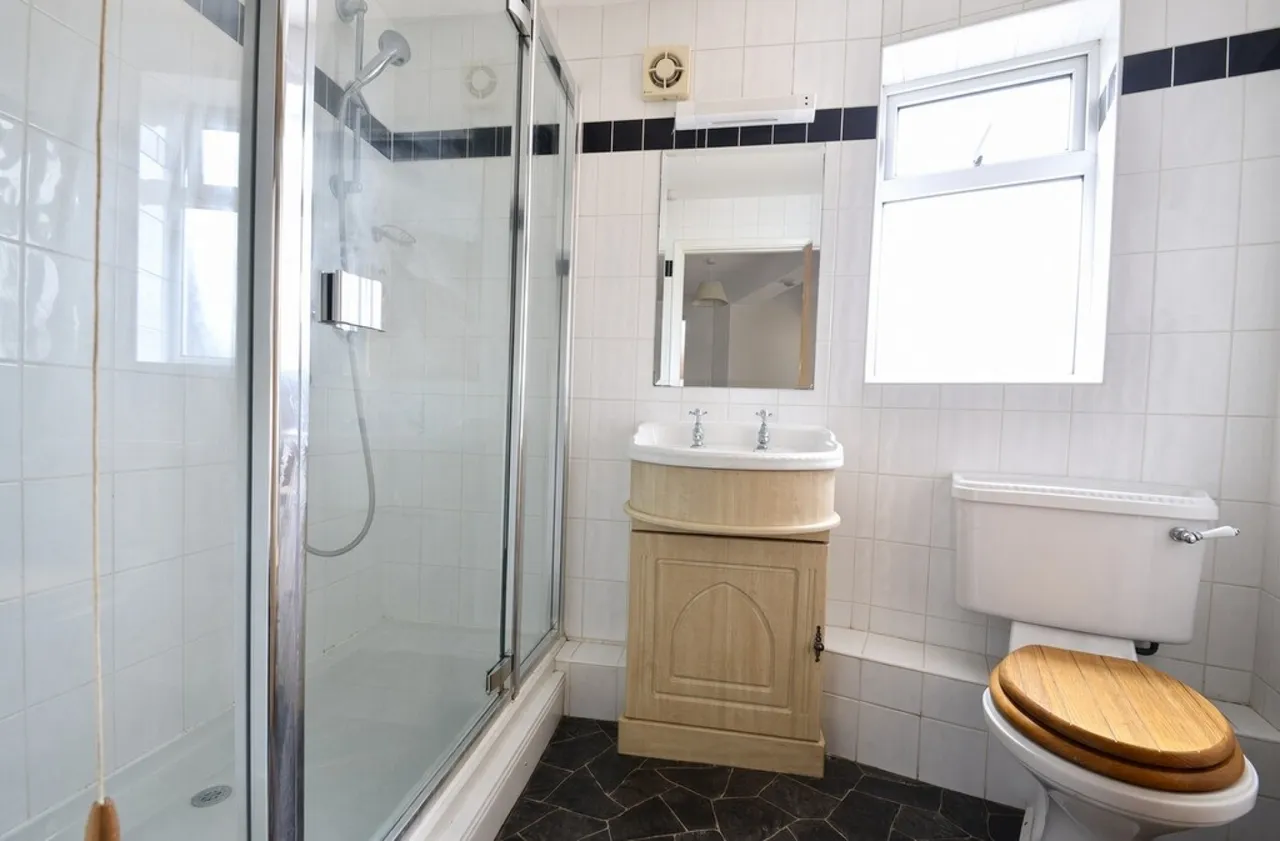 The Crescent, Egham, photo 9