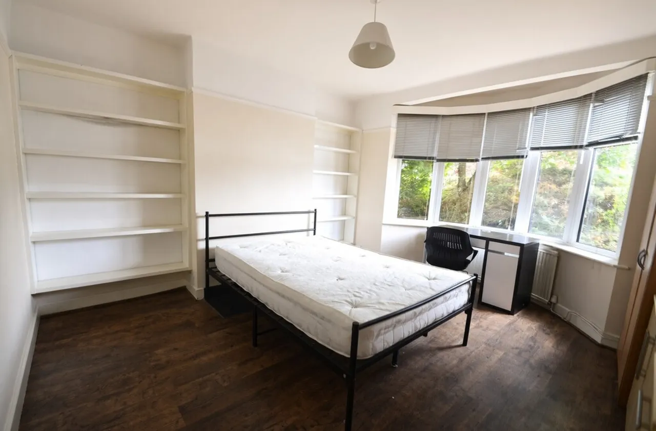 The Crescent, Egham, photo 4
