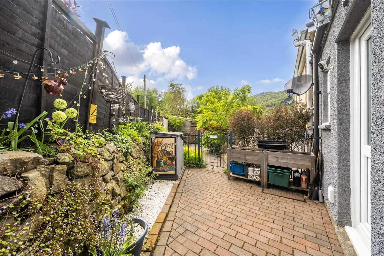 Bath Row, Clydach, Abergavenny, Monmouthshire, NP7 0NF, photo 2