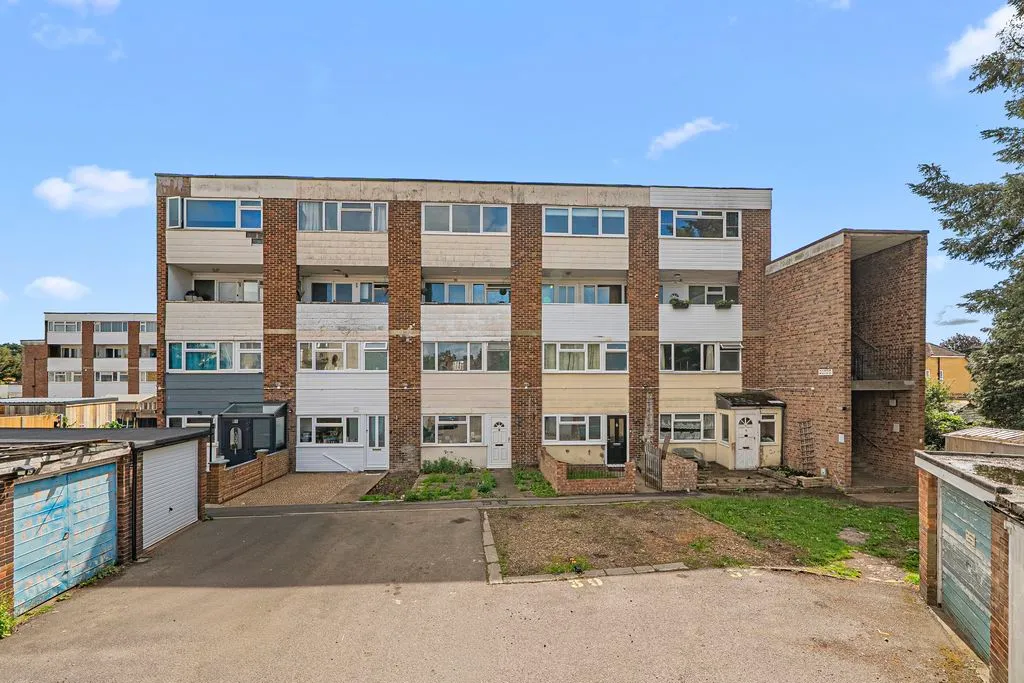 2 bed flat for sale — Douglas Road, Addlestone KT15 2DZ