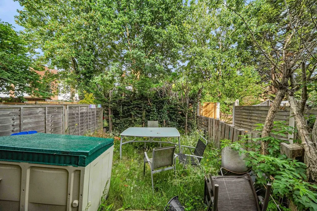 Douglas Road, Addlestone KT15 2DZ, photo 8