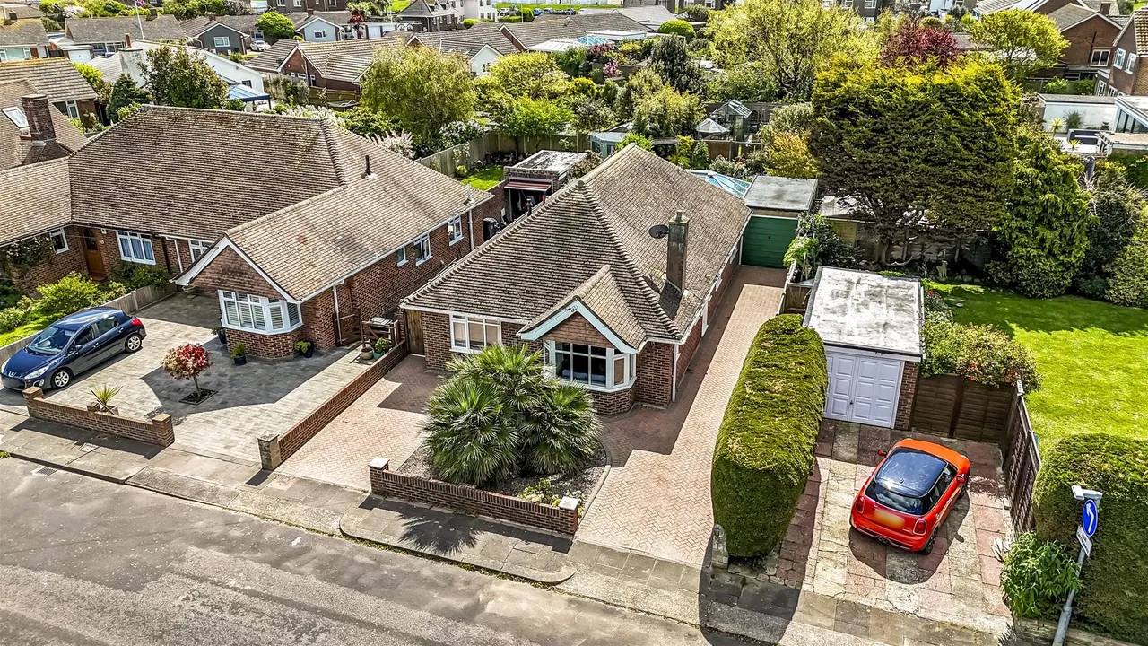 3 bed house for sale — Sandown Avenue, Goring-By-Sea, Worthing
