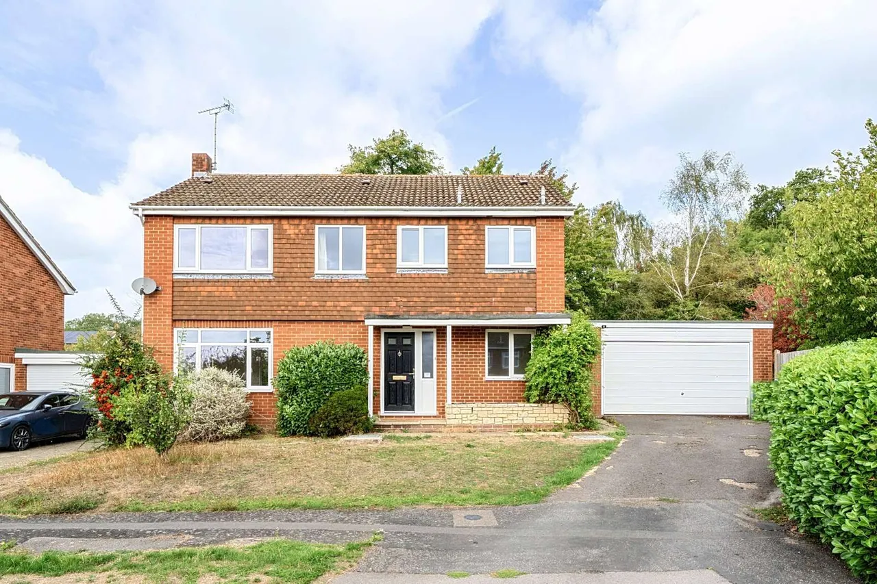 4 bed house to rent, Pool Road, Hartley Wintney, RG27
