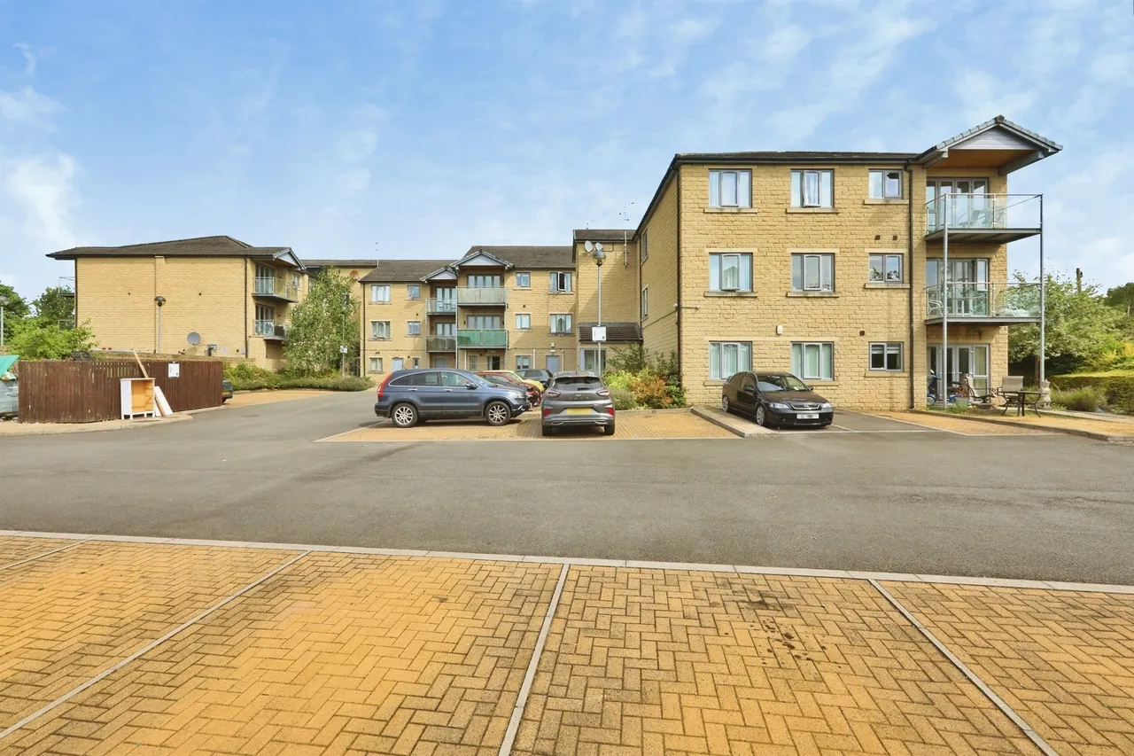 2 bed flat for sale — Rotherham Road, Dinnington, Sheffield