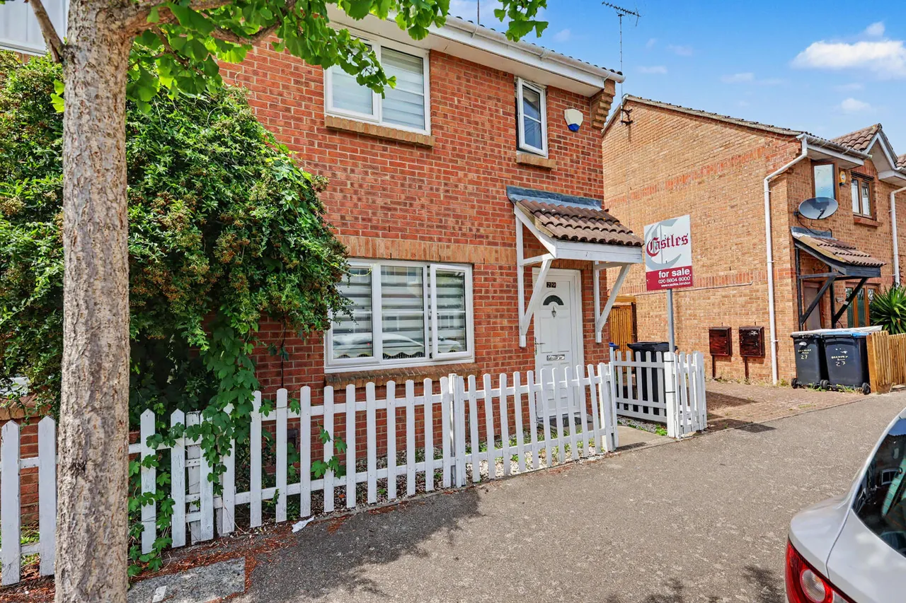 2 bed house for sale, Bradley Road, Enfield, EN3