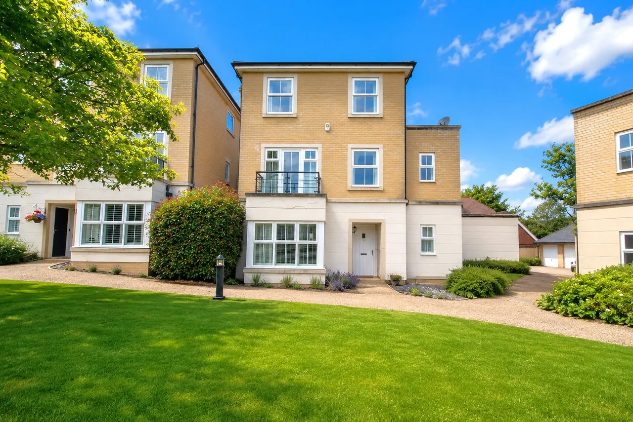 5 bed house to rent, Knox Road, Queen Elizabeth Park, GU2
