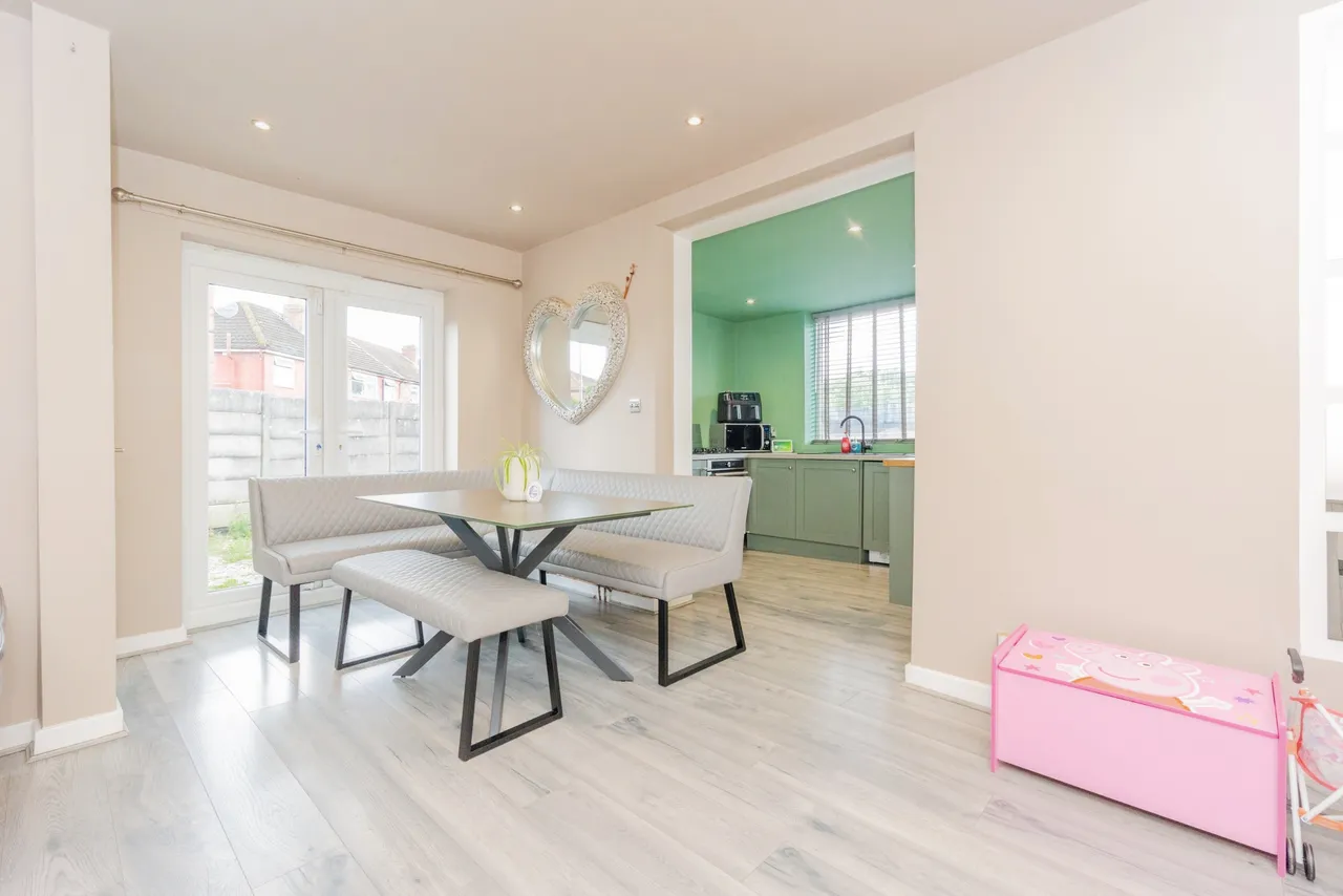 3 bed house for sale — John Street, Manchester