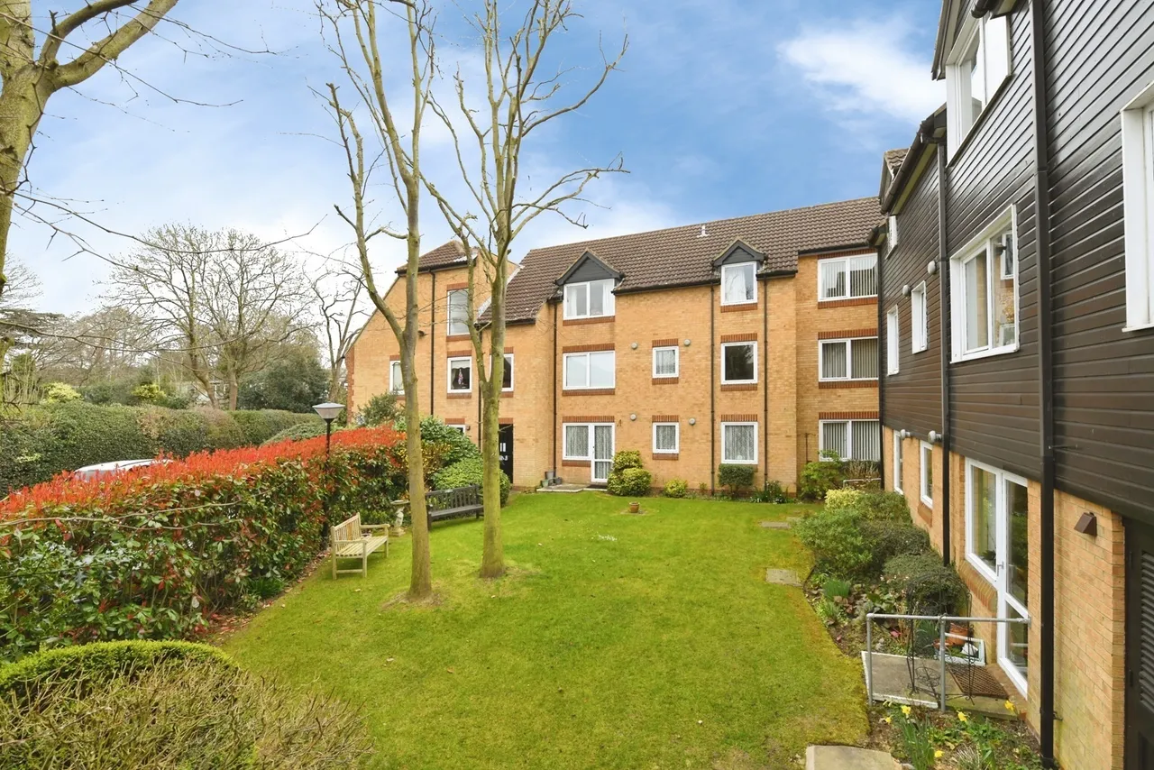 1 bed flat for sale — Sawyers Hall Lane, Brentwood, Essex, CM15