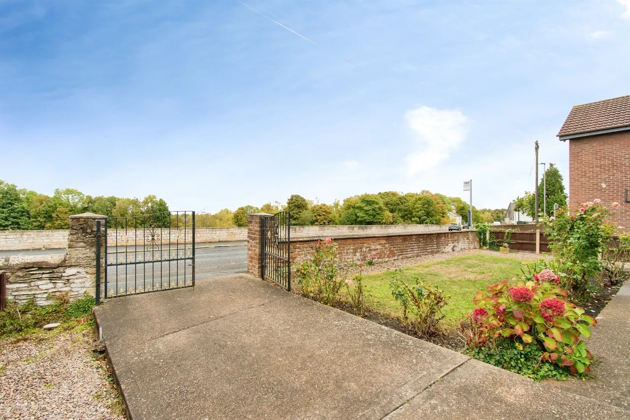 North Road, Brotherton, WF11, photo 2