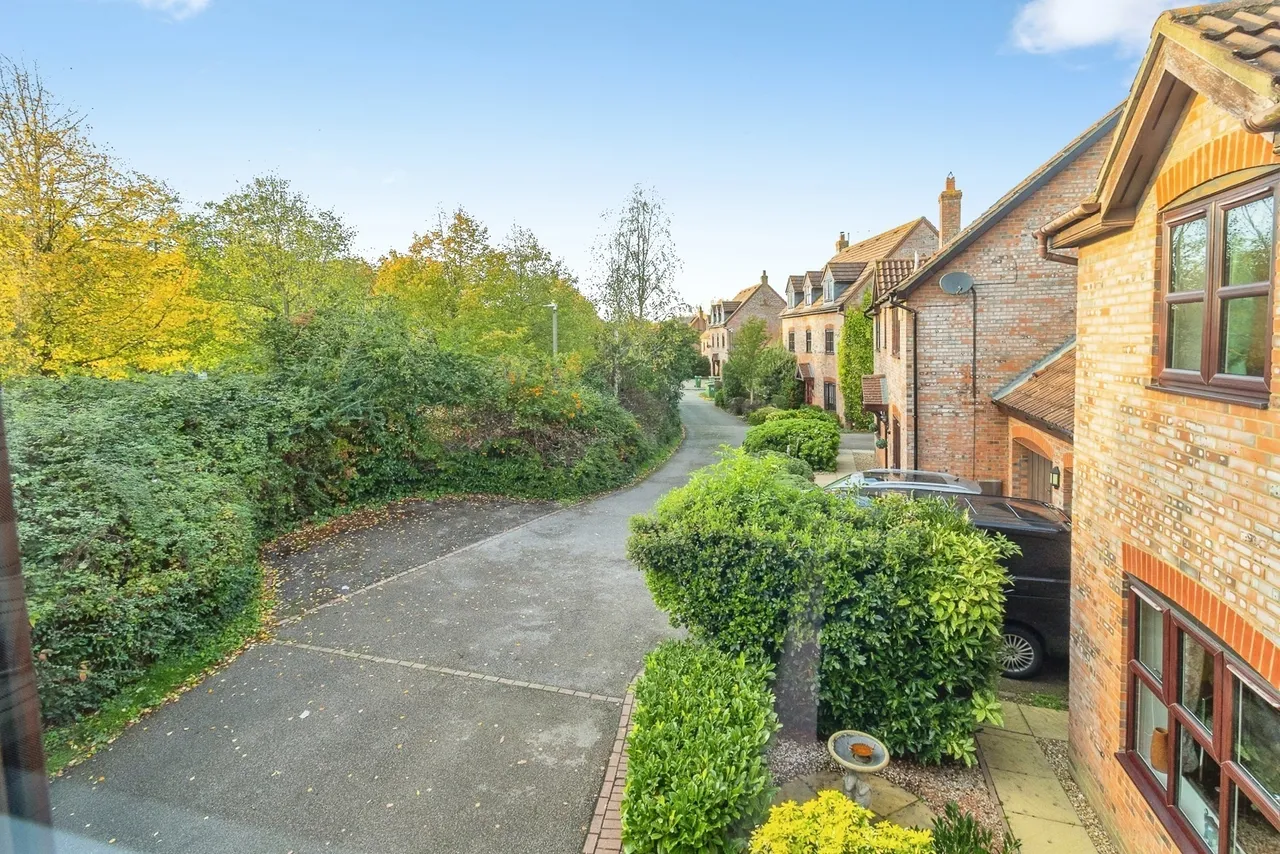 Welsummer Grove, Shenley Brook End, MK5, photo 2