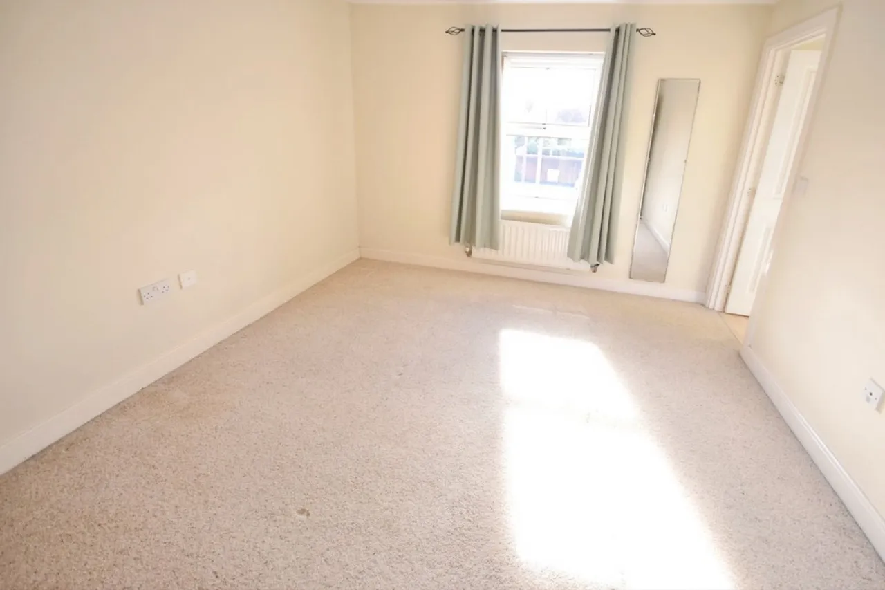 Dickens Heath Road, Dickens Heath, photo 12