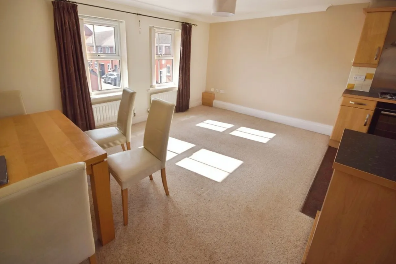Dickens Heath Road, Dickens Heath, photo 10